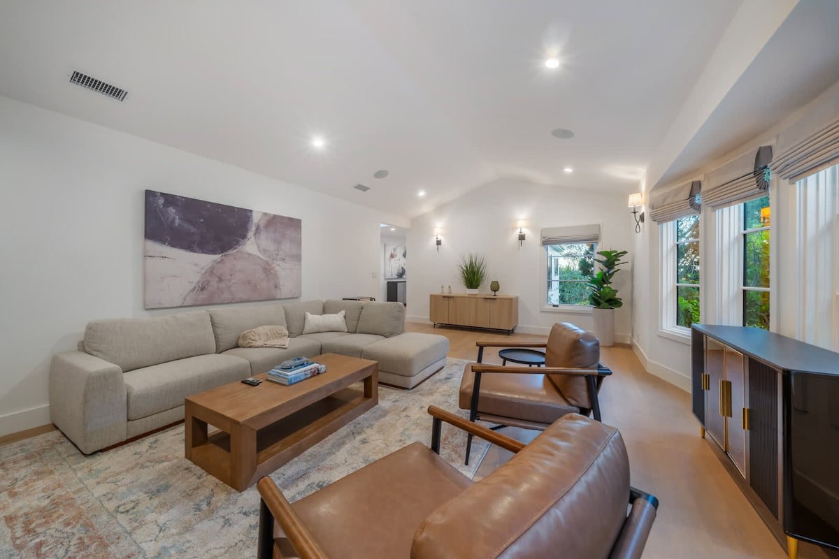 Hollywood Hills Oasis w/ Jacuzzi gallery image 4