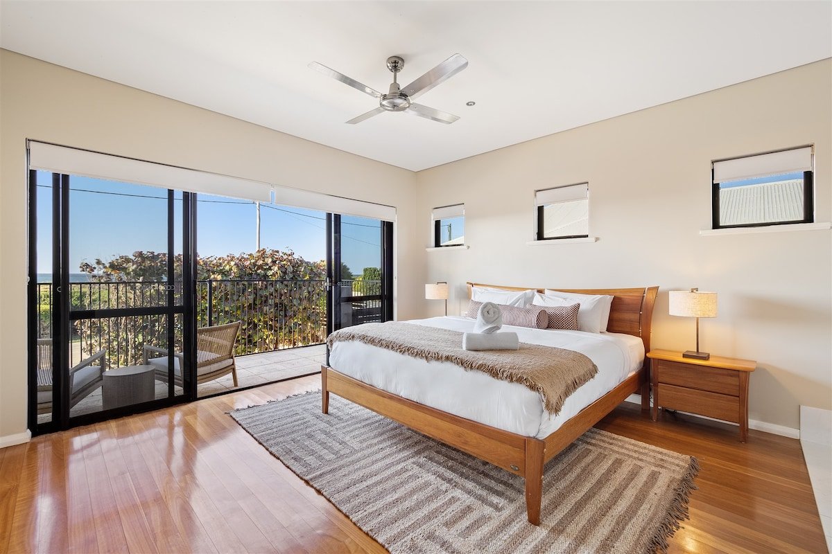 Tides Edge—Stunning Pool House by the Beach gallery image 5