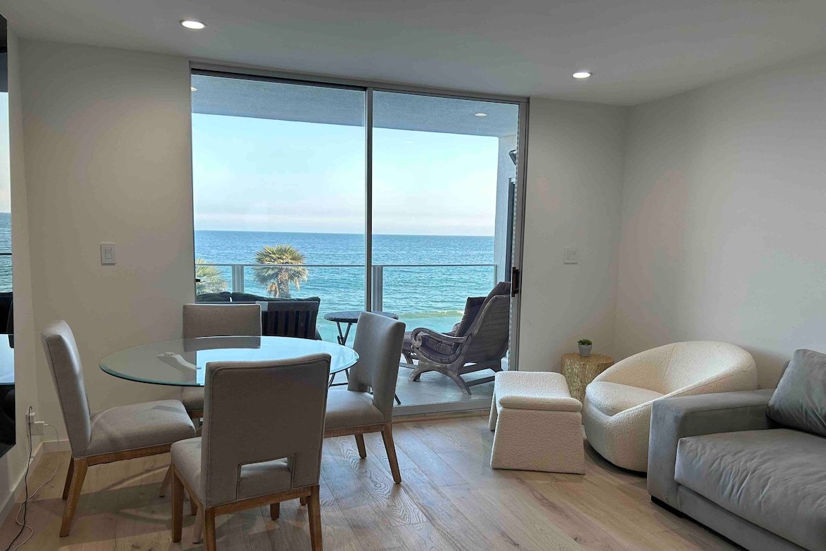 Newly Renovated Oceanfront Carbon Beach Escape gallery image 4