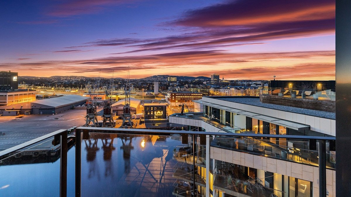 Luxury 3BR Penthouse by Waterfront w/ Sunset Views gallery image 2