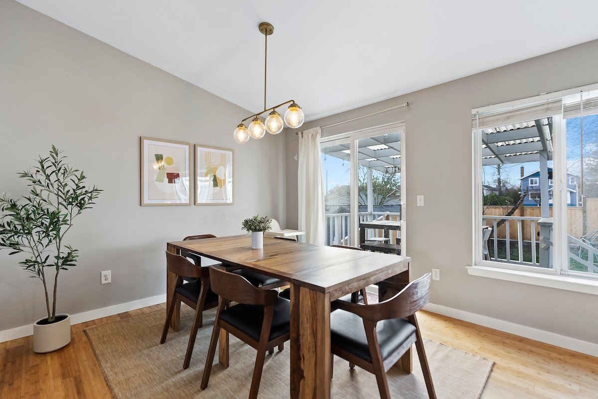 Modern 4BD home in Ballard with A/C, pet-friendly gallery image 4