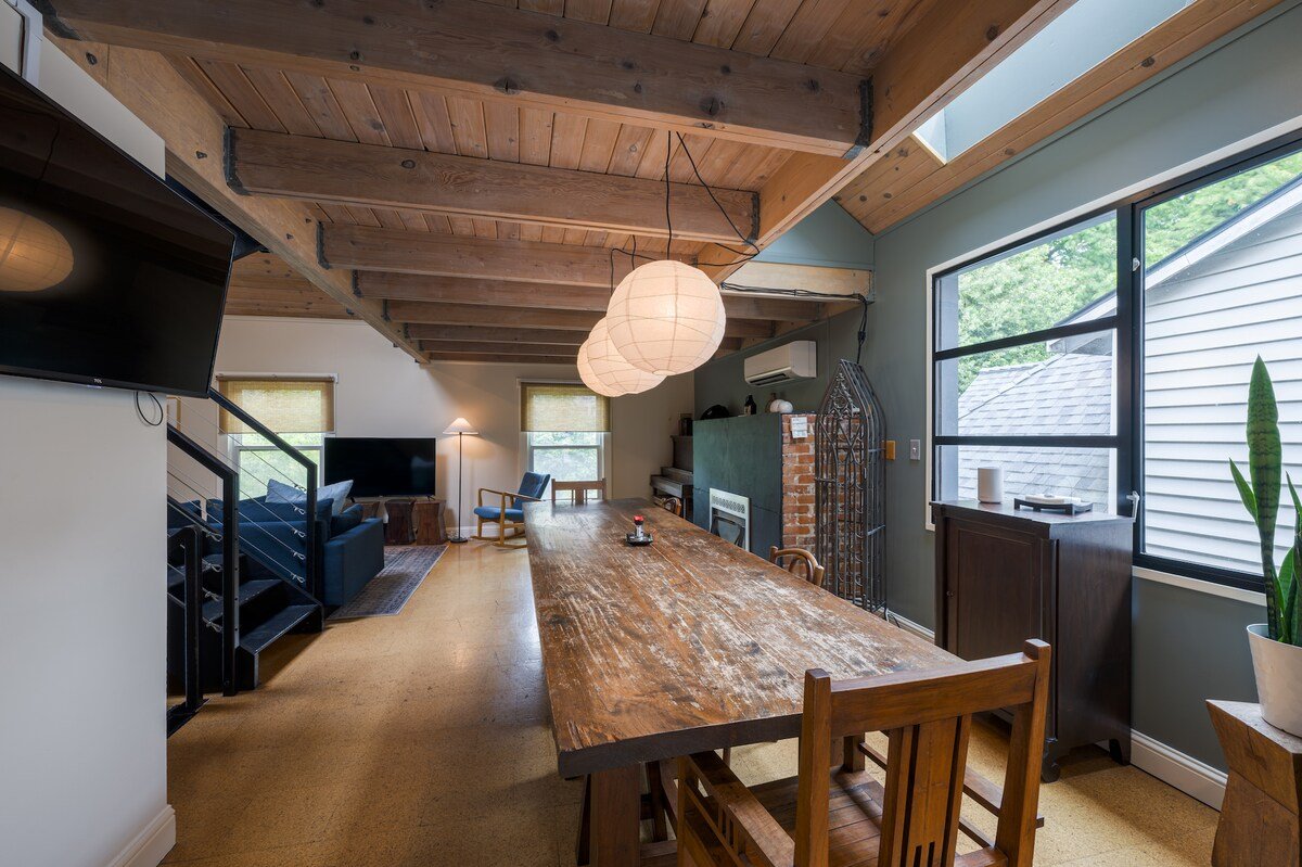 Beautiful Loft in Heart of Capitol Hill w/ Parking gallery image 4