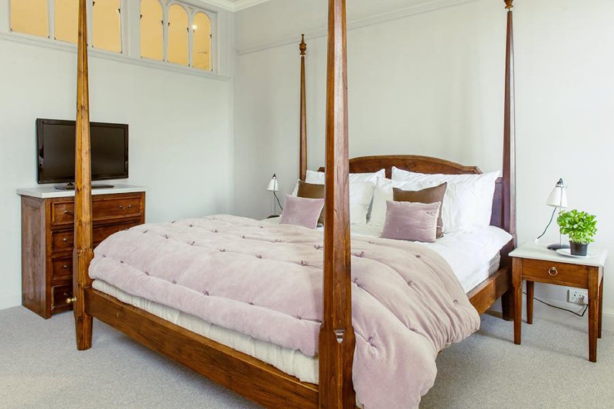 Luxury 4-BR Apt Next To Castle – Ramsay Garden gallery image 3