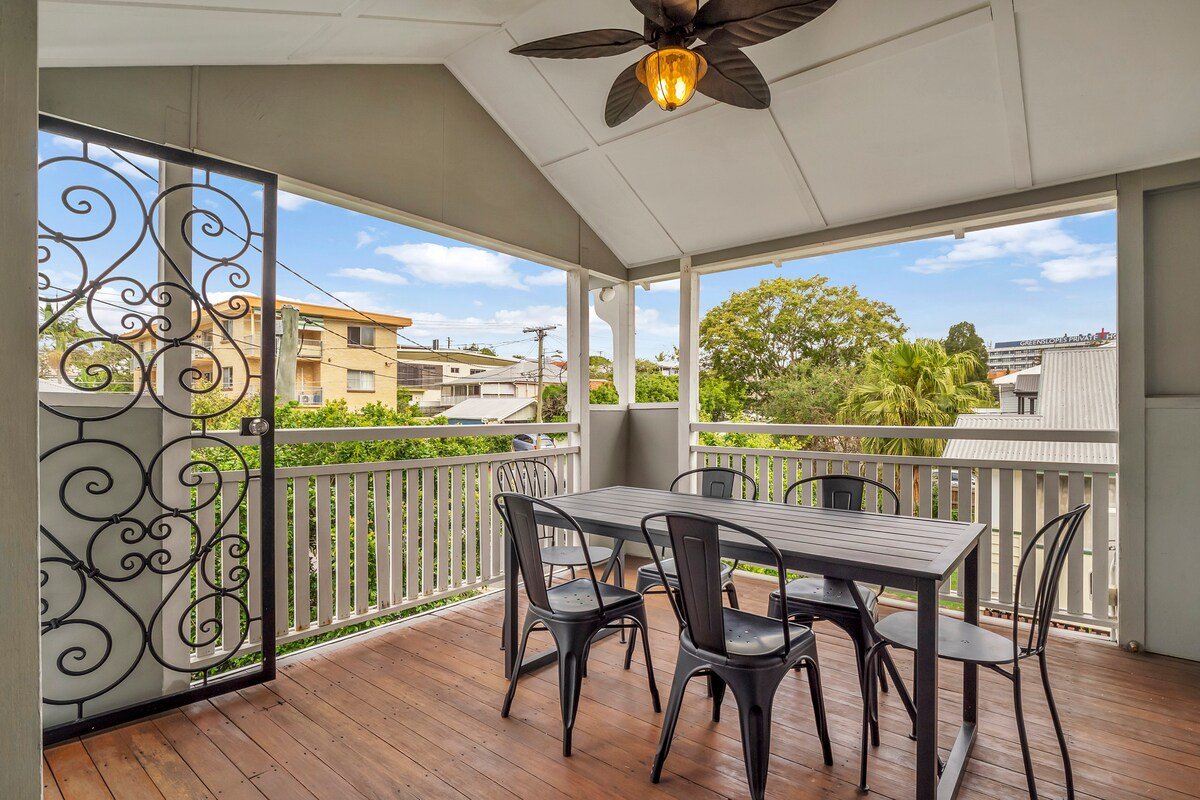 Cedar Street Lodge- 5BRMS 2 homes in 1. gallery image 4