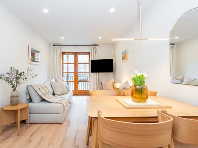 Central 2-bedroom Apartment – Walk to Attractions!