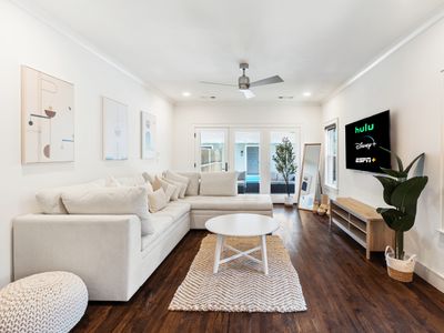 Modern Luxury Home – Heated Pool – Sleeps 10