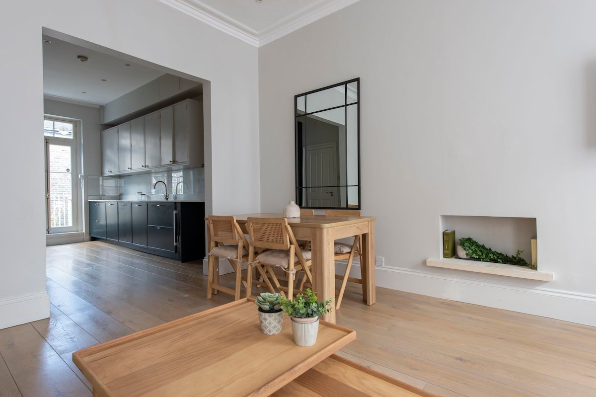 Chelsea Lovely Townhouse with AC gallery image 3