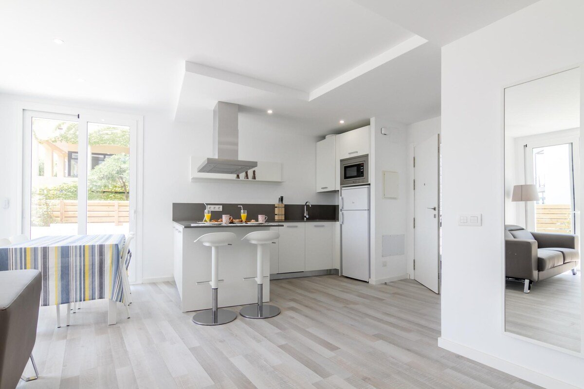 Apartment with private garden and communal jacuzzi gallery image 5