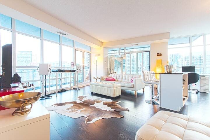 Elegant 2 BD Waterfront Condo Downtown Toronto