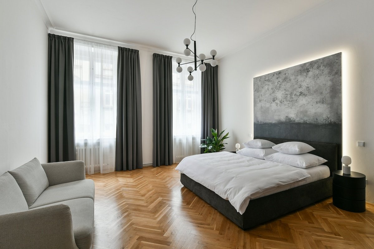 Charming Stylish 3BR Apartment by Stepan No. 6 gallery image 4