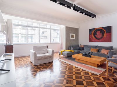 Colorful Art-Inspired Retro Chic Apartment