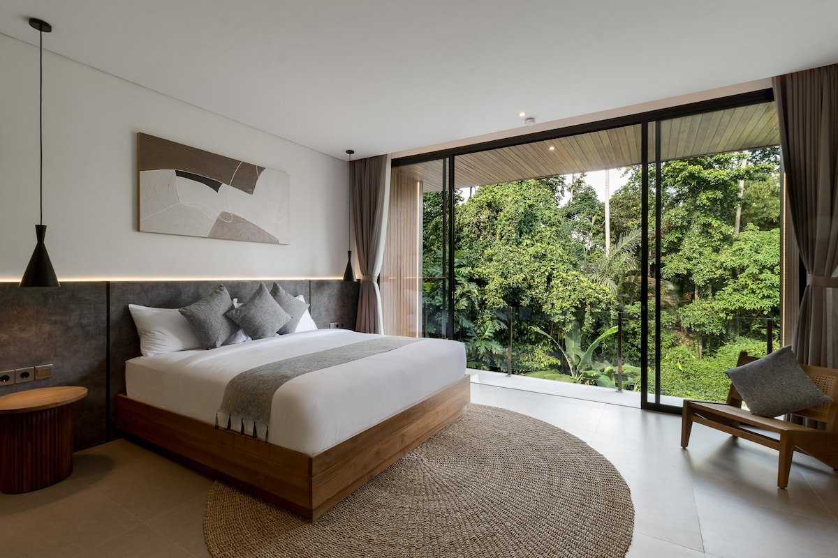 Tropical Paradise: 6BR Villa, Slide Pool & Arcade gallery image 3