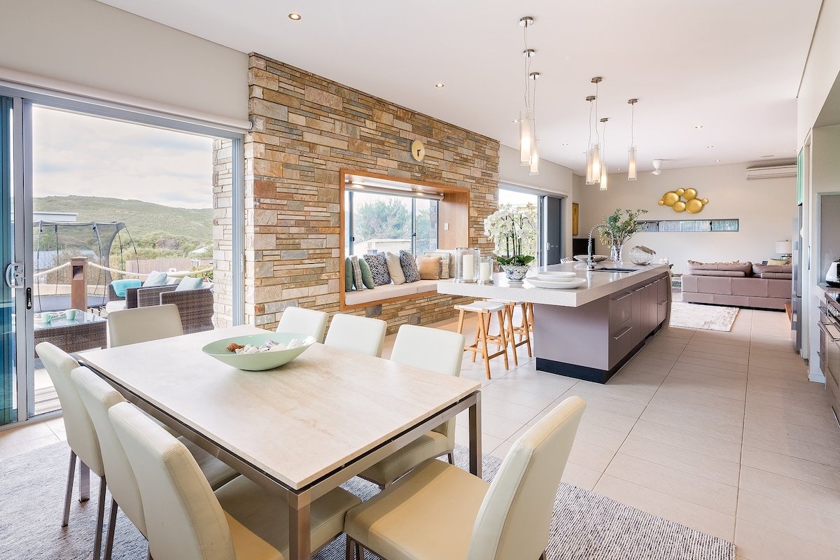 Fragrant Harbour – pool, log fire & ocean views! gallery image 5