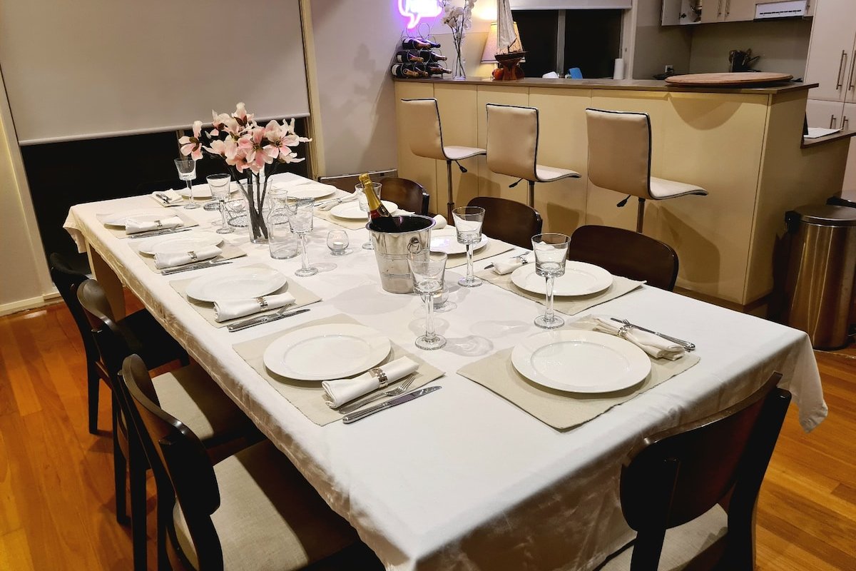 Private house with parking for five+ cars. gallery image 5