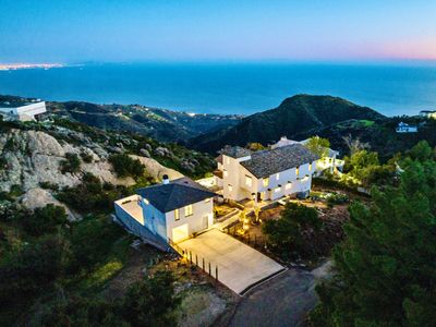 Mount Malibu Mansion – Hot Tub, 2 Acres, 16 ppl