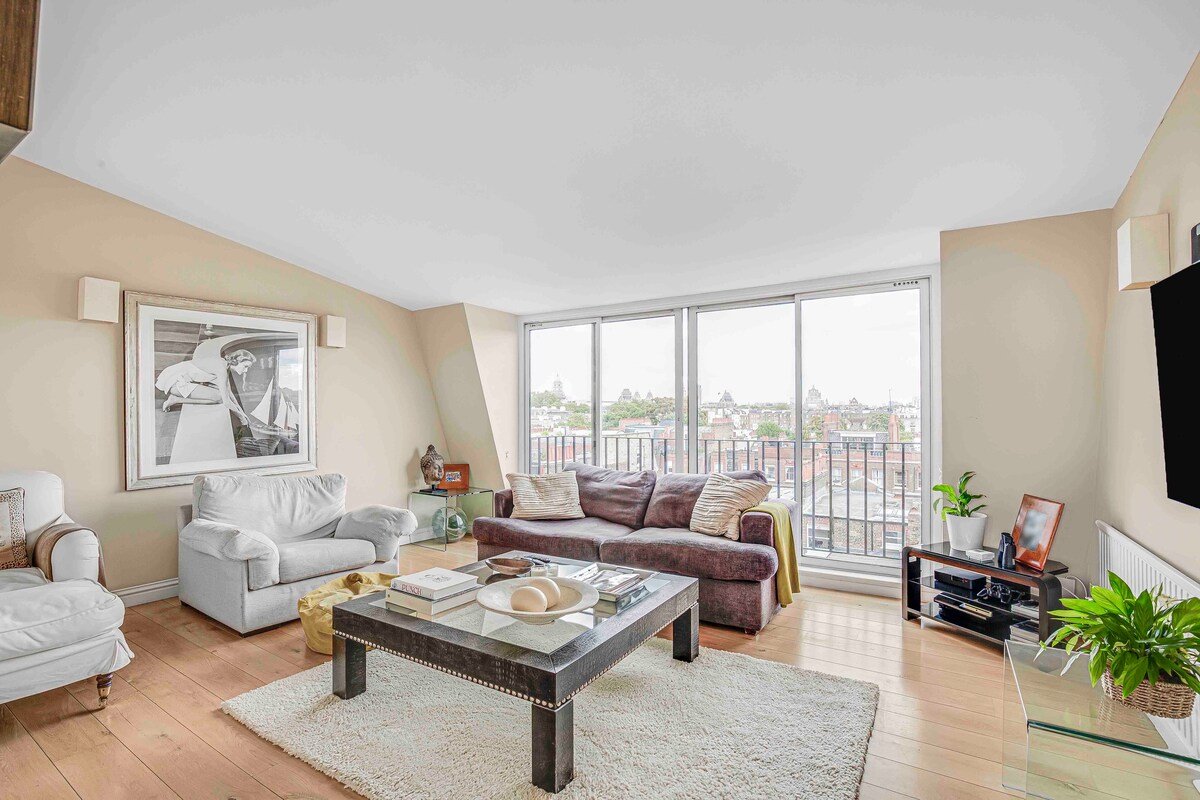 Penthouse with stunning views and great location! gallery image 3