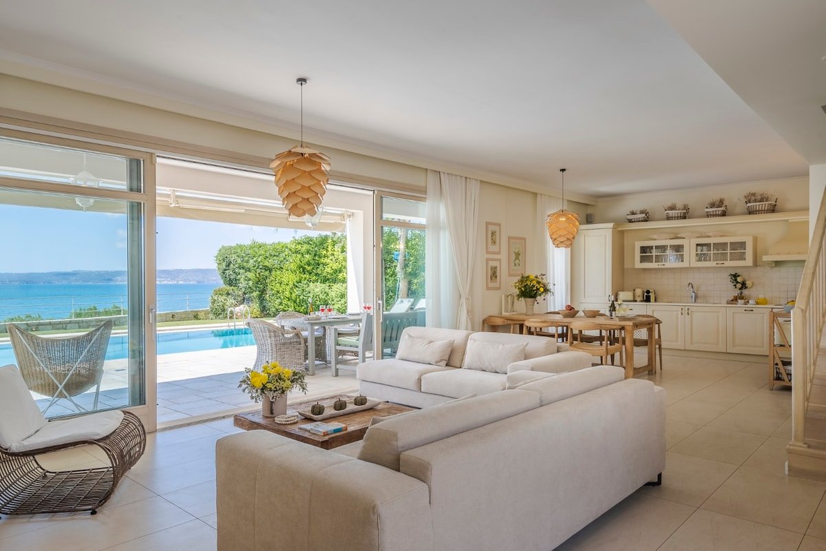 Heated Pool * Sauna * Jacuzzi * 200mt to the Beach gallery image 5