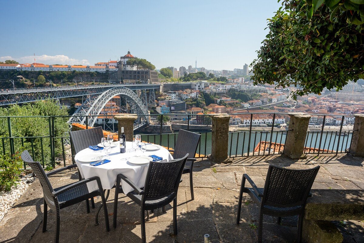 Apartment with a shared garden gallery image 3