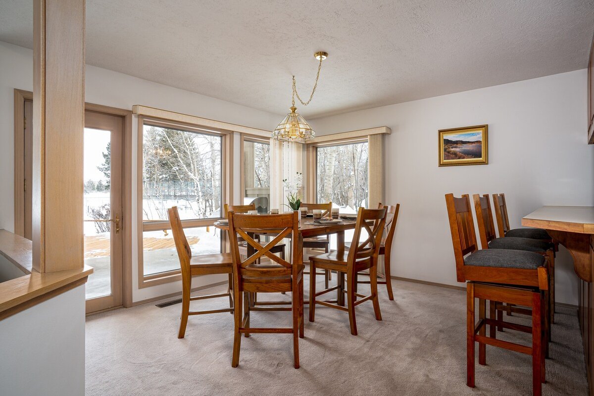 Aspen Brook – Immaculate home with mountain views. gallery image 5