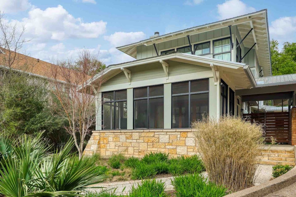 Clarksville Modern Luxury Vacation Home gallery image 3