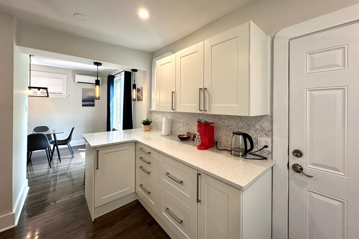 Spacious 5 Bedroom Home | Yard + Parking gallery image 5