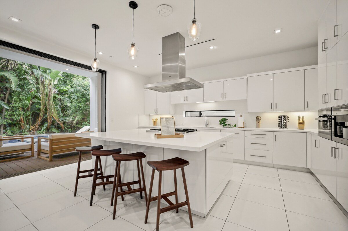 Stunning West Hollywood Gem w/ Pool & Spa Getaway gallery image 3