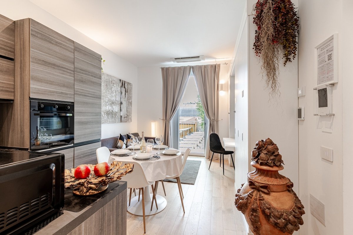 Centrale trilocale, 2 bagni e balconi, Lux, Milano gallery image 2