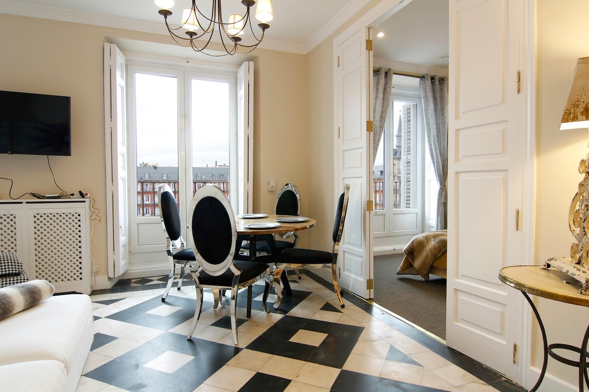 Stylish flat Plaza Mayor, 190 m2, 3BR, 2BTH bright gallery image 5