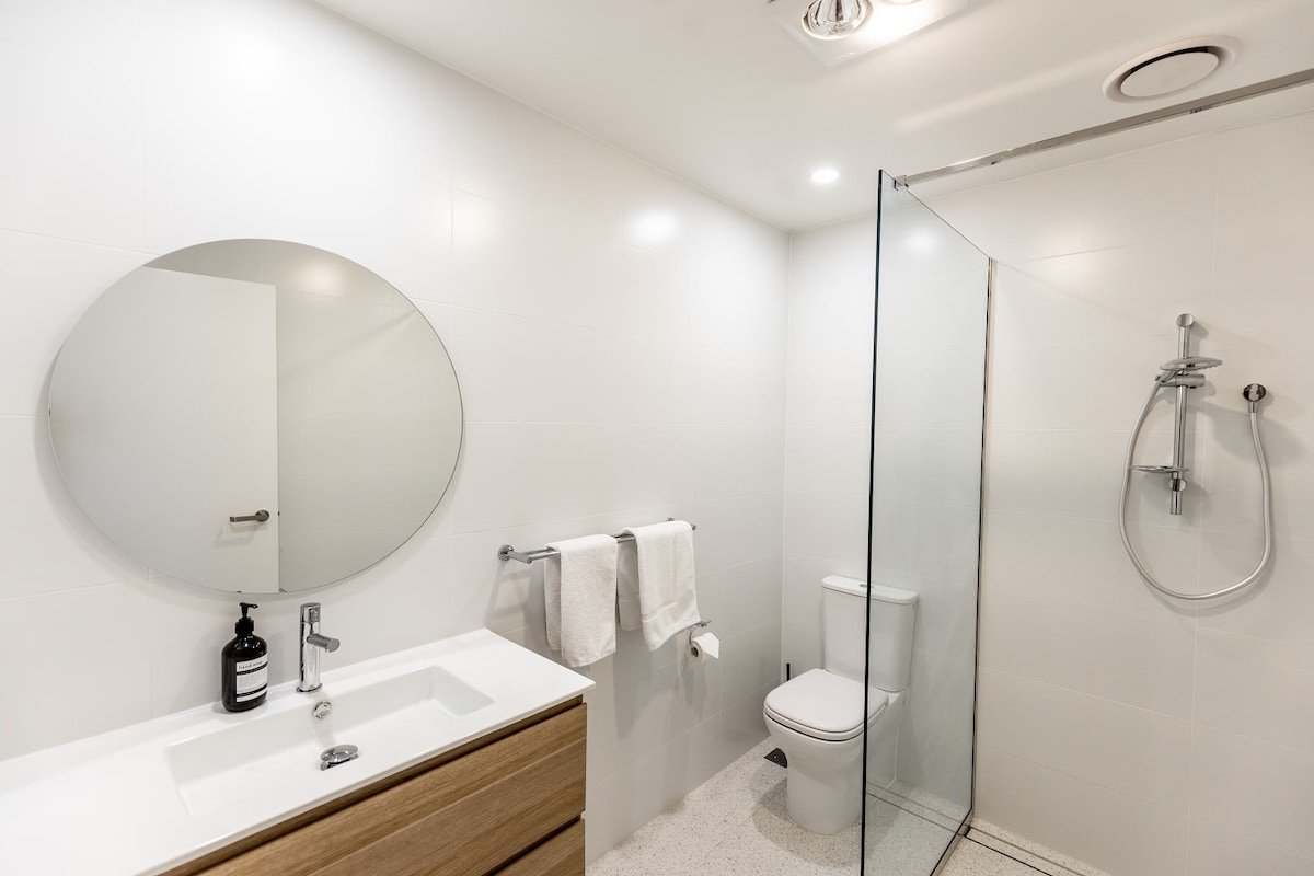 Little Island Apartments #12 gallery image 4