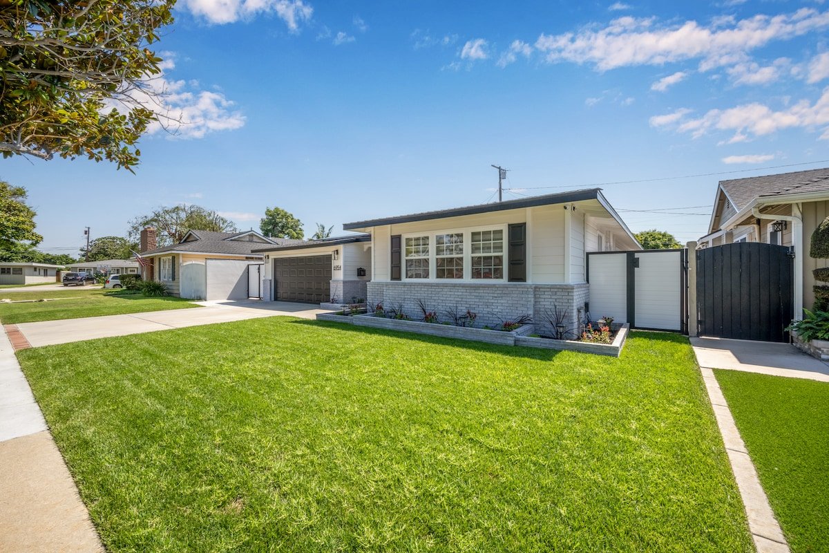 Coastal Chic Haven: pool, billiards near beaches gallery image 4