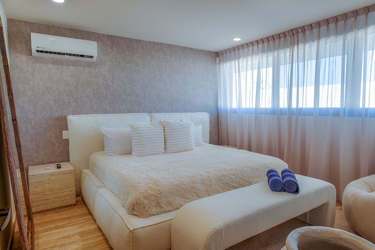 Stunning 4BR Luxury Retreat w Private Rooftop Pool gallery image 5