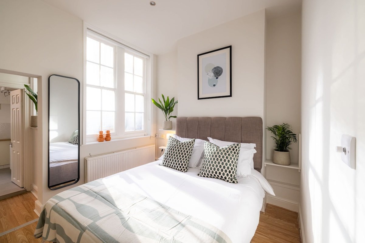 The Maddox – Unique 3BR Apartment in Prime Mayfair gallery image 2