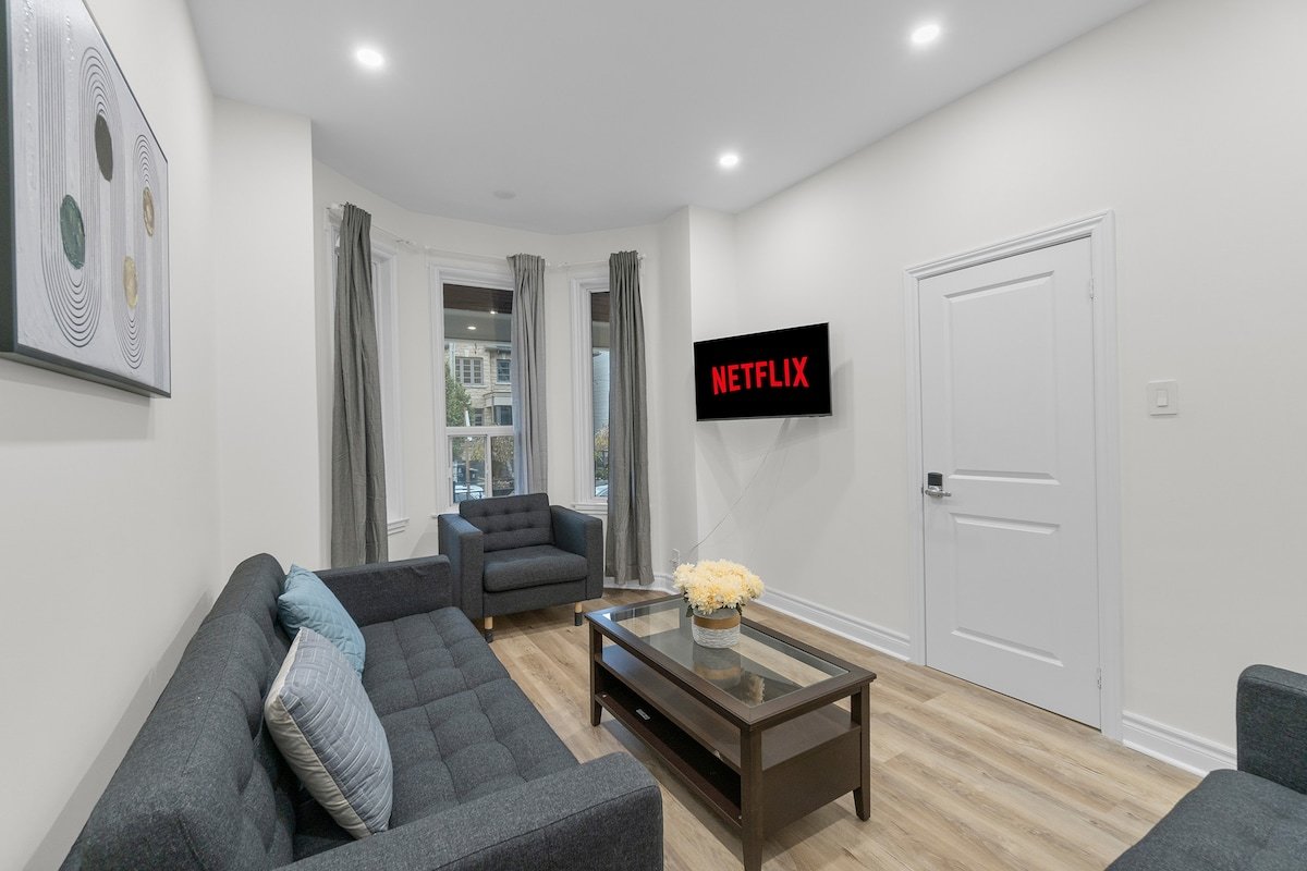 4BR – FREE Parking – Downtown – Little Italy gallery image 2