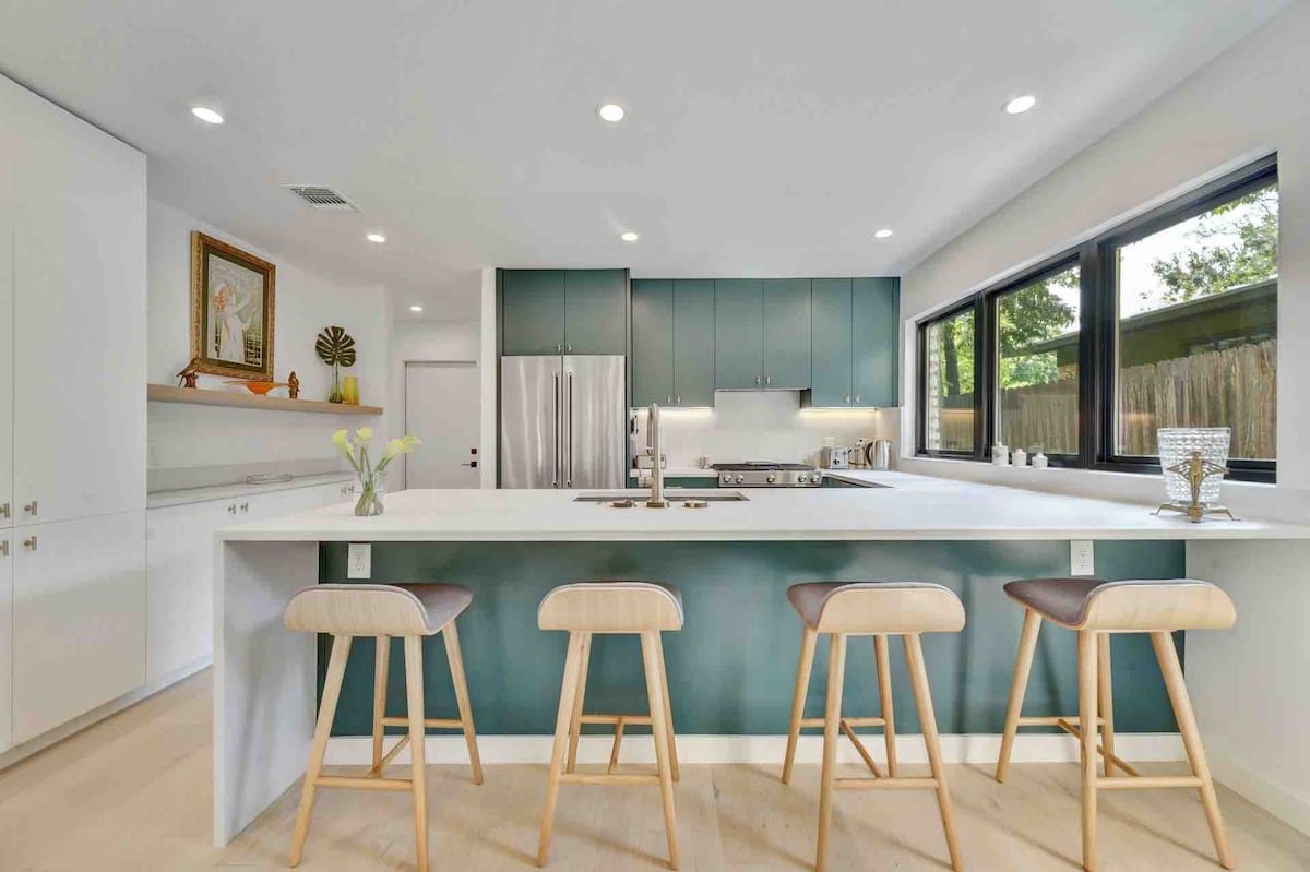 Zilker Luxury Retreat! (Trails/Lake/Springs)! gallery image 4