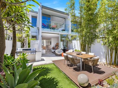 Villa Barcelona – Footsteps to Beach Sand & Coffee