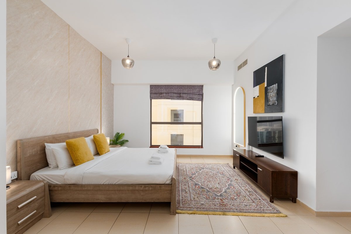 Cozy 3BR Space at JBR, Beach Nearby gallery image 2