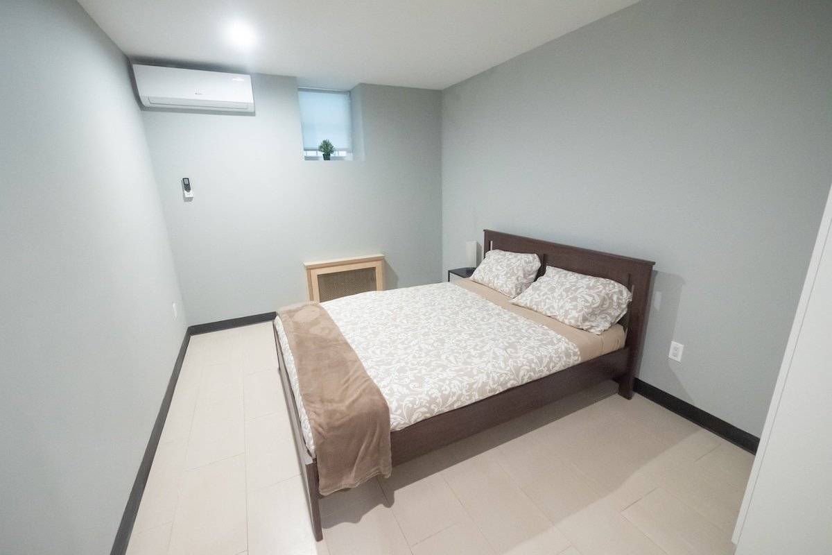 New 9 Bed 4 Full Bath 3000 SF Spacious Apartment gallery image 4