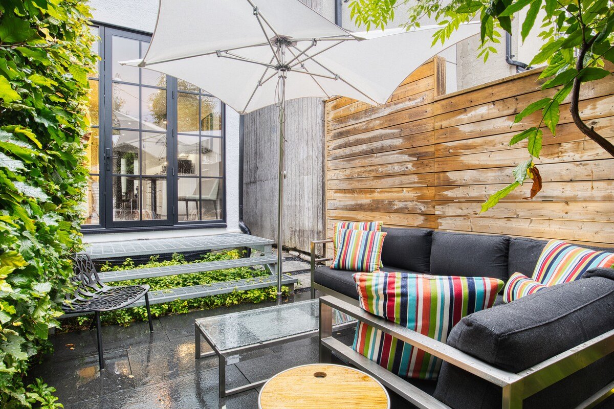 Stylish 1870s Home near Distillery District & Old Toronto gallery image 4