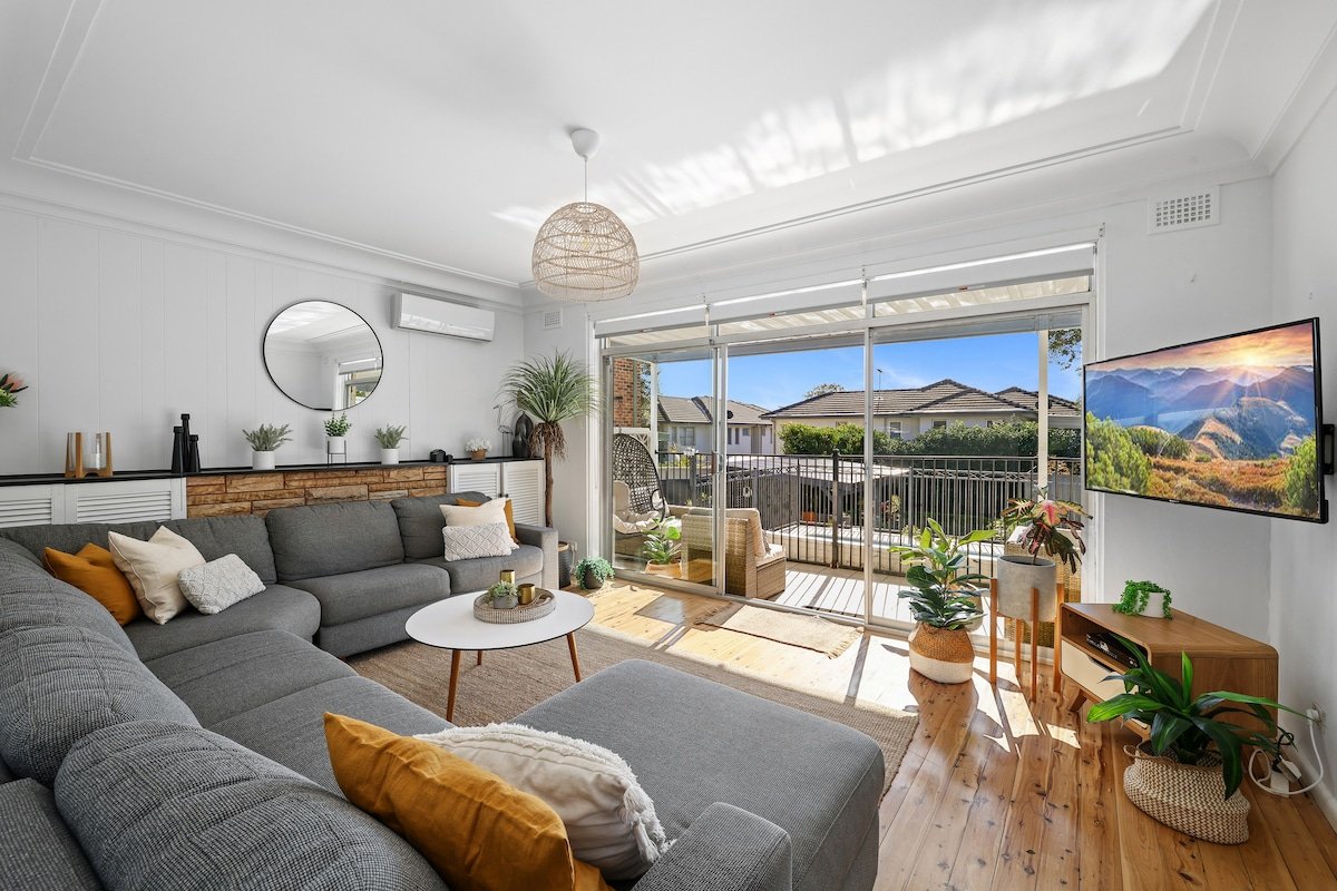 Stylish 5 BR House with Pool near Beach gallery image 3