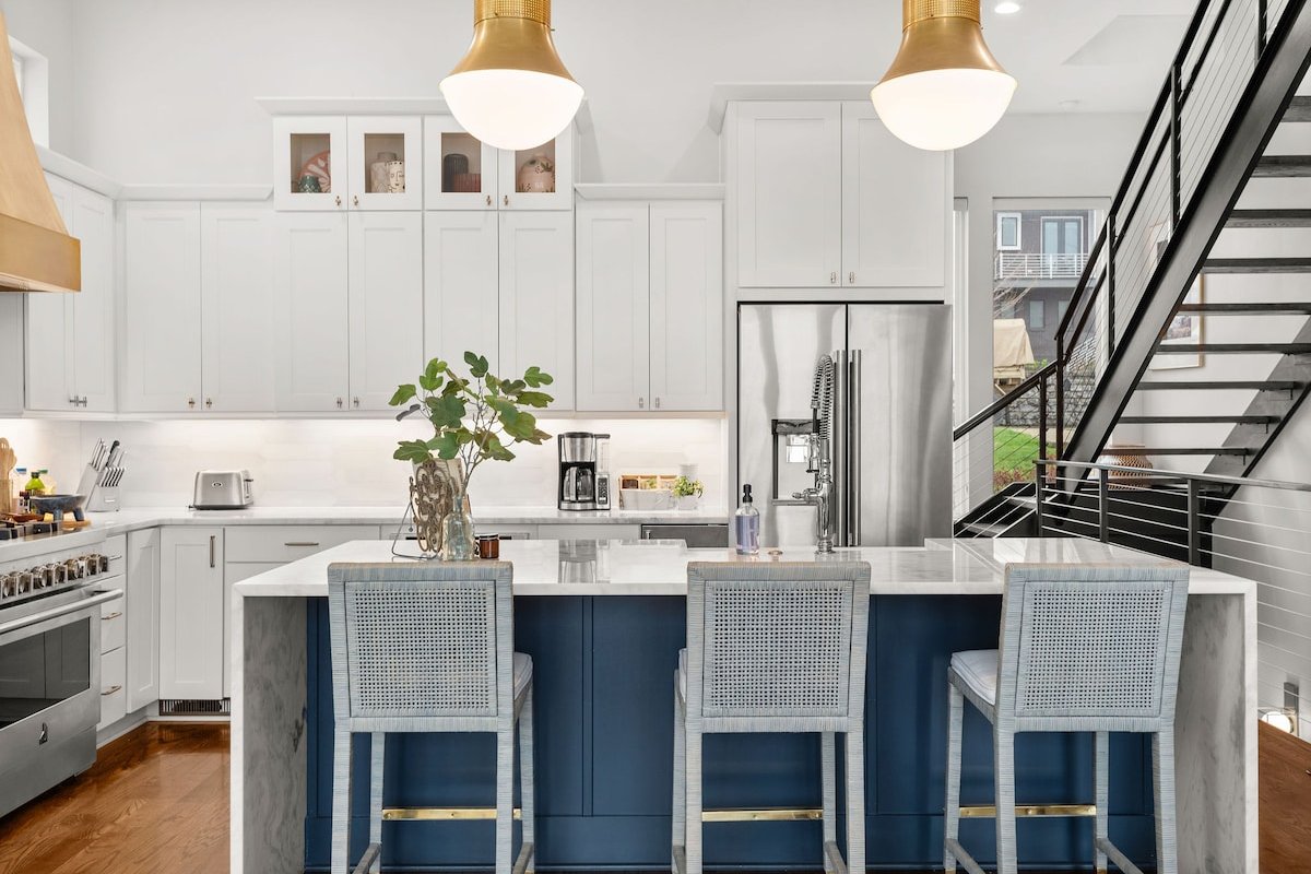 HILL HOUSE | Walk to Gulch! Sauna, Hot Tub, Gym! gallery image 5