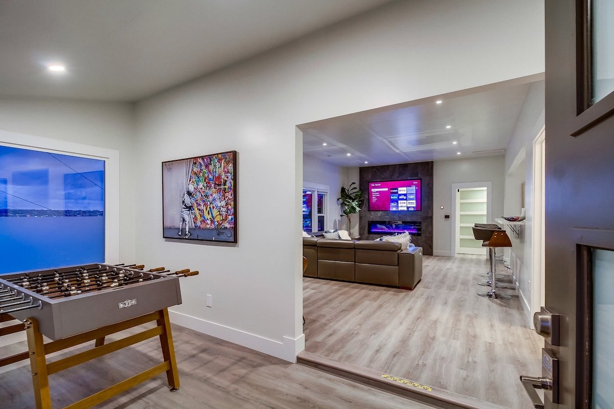 Lux Escape 3 • Views, 2 Hot Tubs, Games, Mini Golf gallery image 3