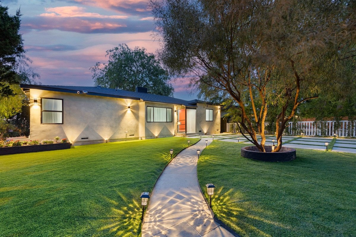 Getaway Oasis by Universal Studios | 4 BR / 4.5 BA gallery image 2