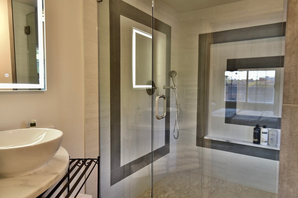 Tropical Pool and backyard gallery image 5