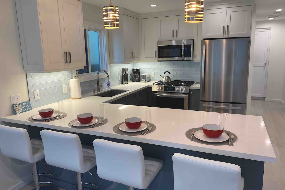 Beachfront Modern 2 Brdm/2 Bath on Strand gallery image 3