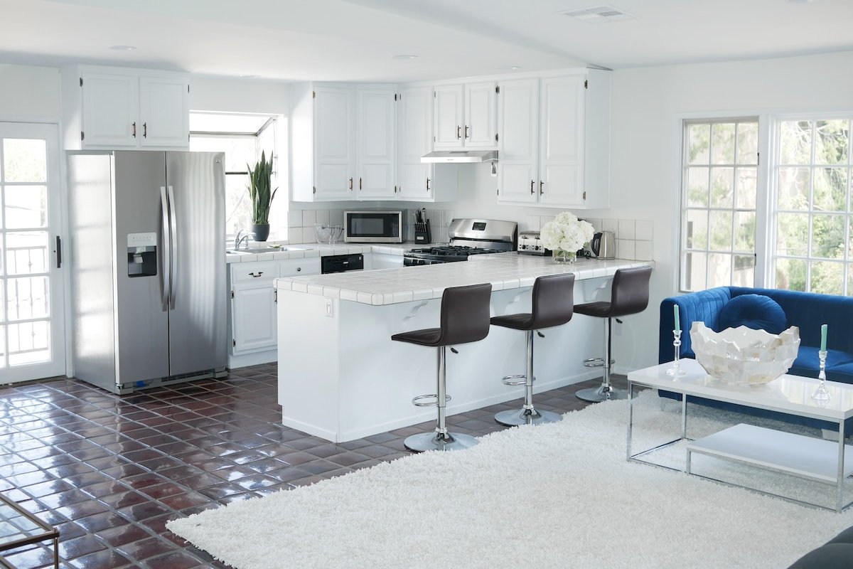 Top Floor.10% OFF! No shared walls!Super Bright. gallery image 2