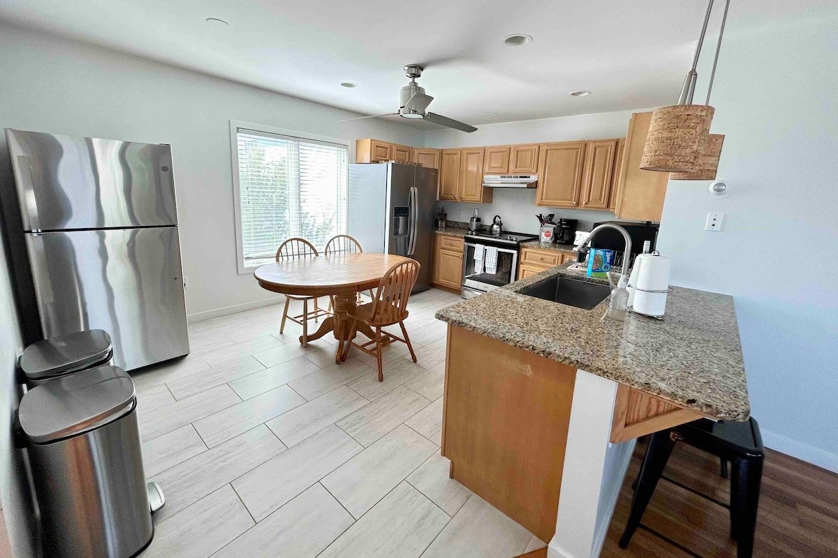 Beautiful Beach House Breathtaking Water Views! gallery image 5