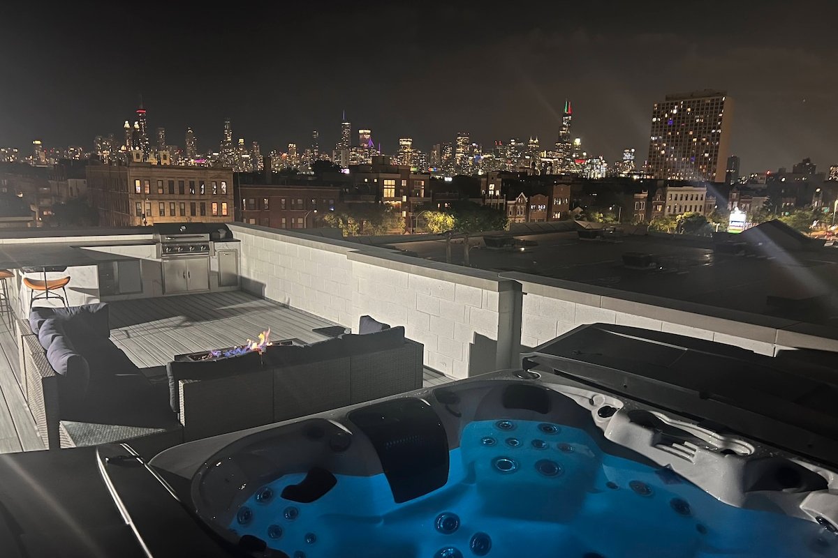 Luxe condo w/ HOT TUB and Amazing Roof Deck! gallery image 2