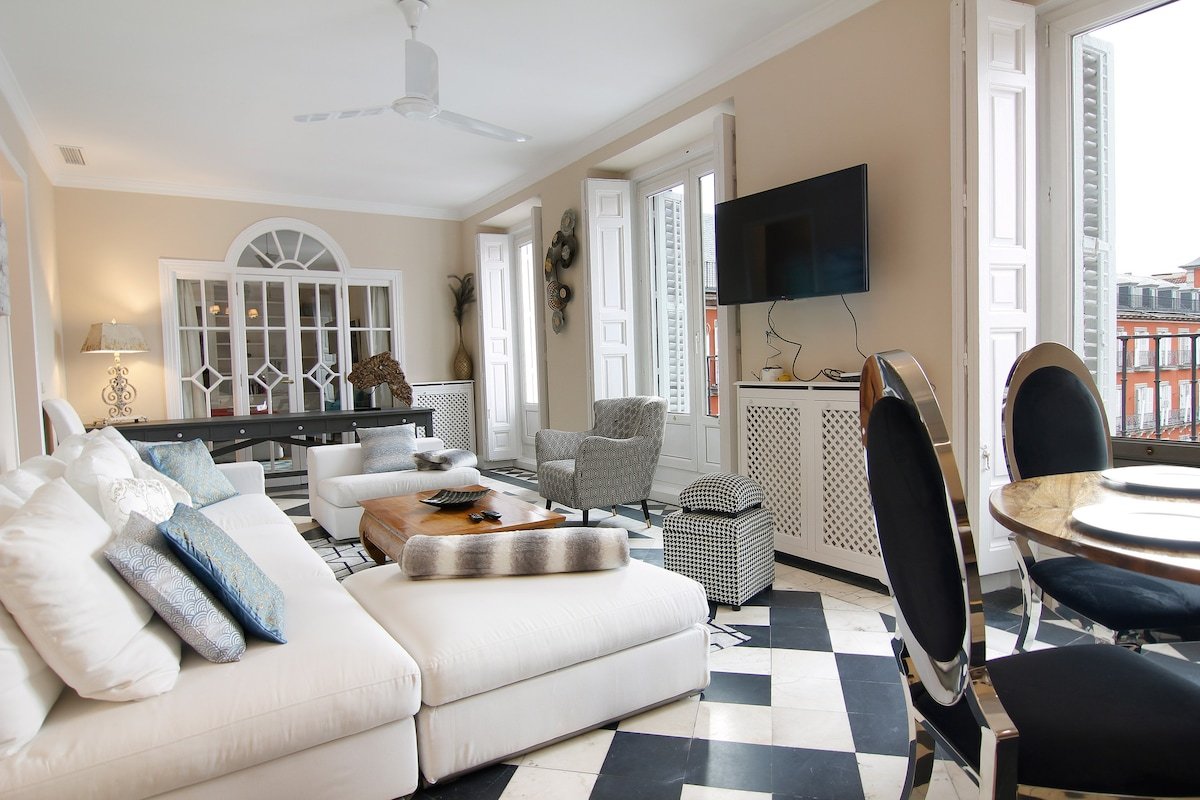 Stylish flat Plaza Mayor, 190 m2, 3BR, 2BTH bright gallery image 2