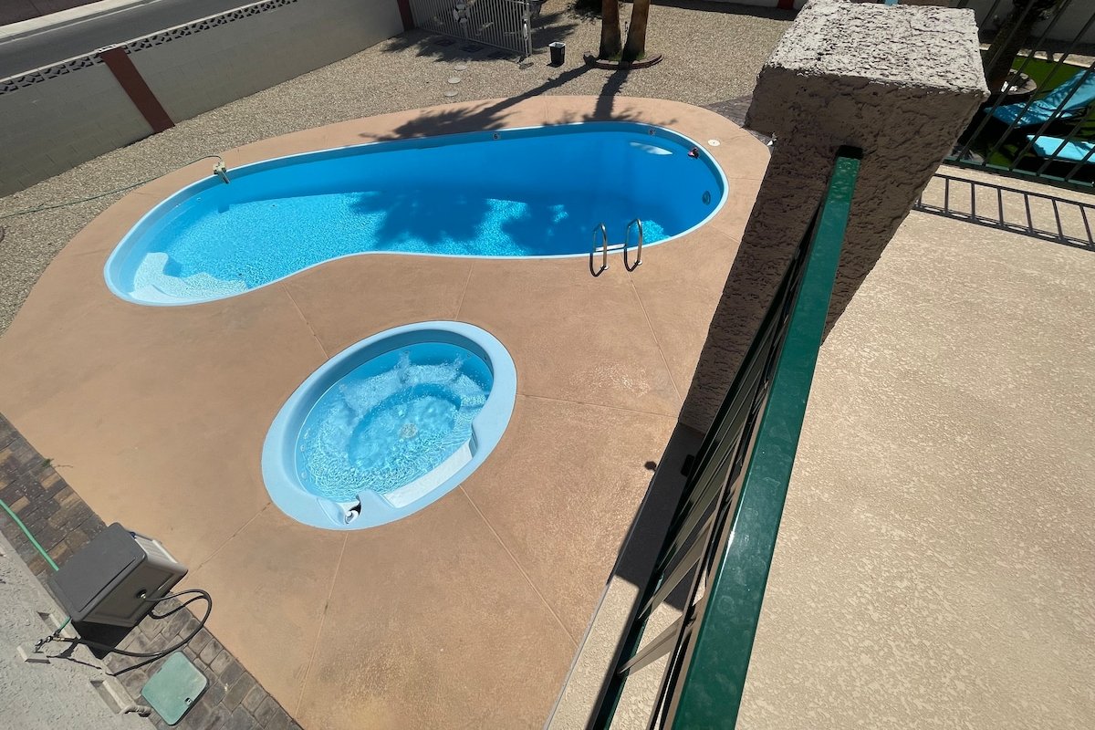 Renovated; pool; 6m to Strip; EV charging gallery image 4