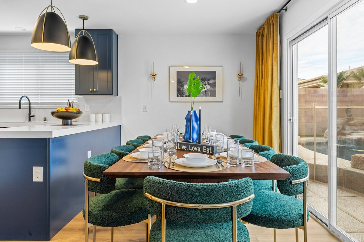 6BDRM Amazing NEON Game Room+Heated Pool -NEW- gallery image 4